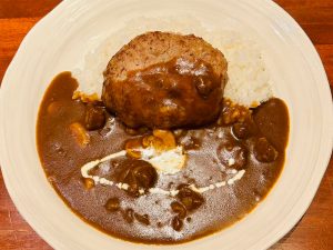 『洋食屋さん＆カフェ らすぷーる』の「ハンバーグカレー（サラダ付き）」1430円