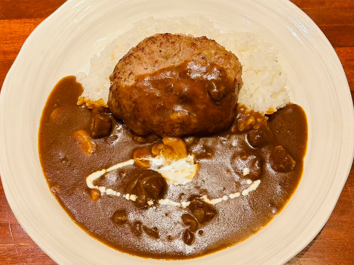 『洋食屋さん&カフェ らすぷーる』の「ハンバーグカレー(サラダ付き)」1430円