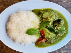 『呑めるタイ料理屋ラコタ』の「すごい！緑なグリーンカレー」1045円
