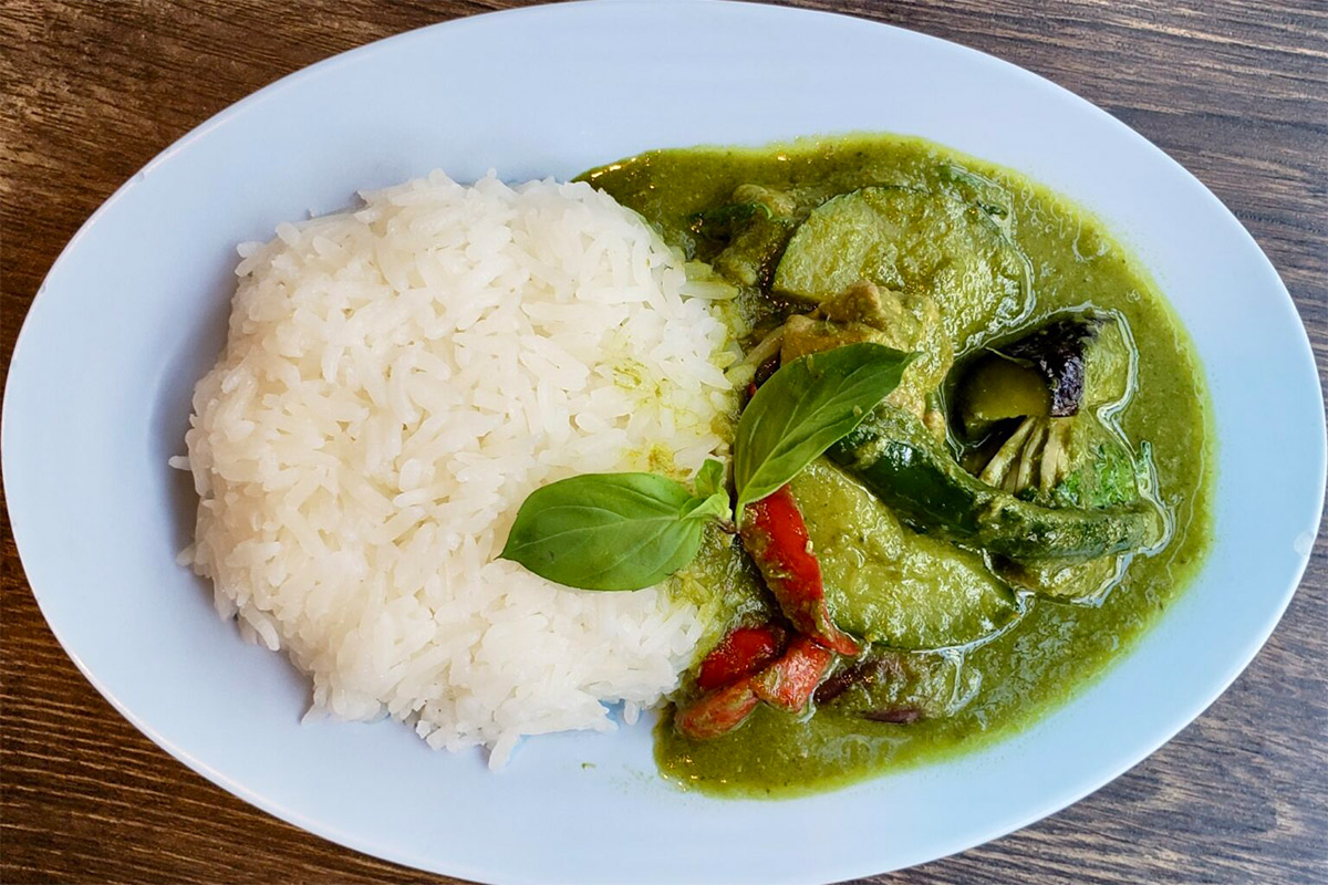 『呑めるタイ料理屋ラコタ』の「すごい!緑なグリーンカレー」1045円