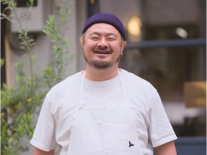 鳥羽周作（とば しゅうさく）／31歳で料理の世界へ。2018年「sio」を東京・代々木上原に開店し、ミシュランガイド東京2020年より5年連続で掲載。現在「sio」の他「Hotel’s」「o/sio」「FAMiRES」「おいしいパスタ」など複数の外食店を1都1府3県に展開。書籍、You Tube、SNSなどで公開するレシピやフードプロデュースなどでも活躍中