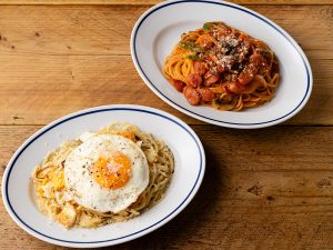 「YouTubeで大ヒット！無限パスタ２」（写真手前）と「ナポリタンを超えたナポリタン」（写真上）