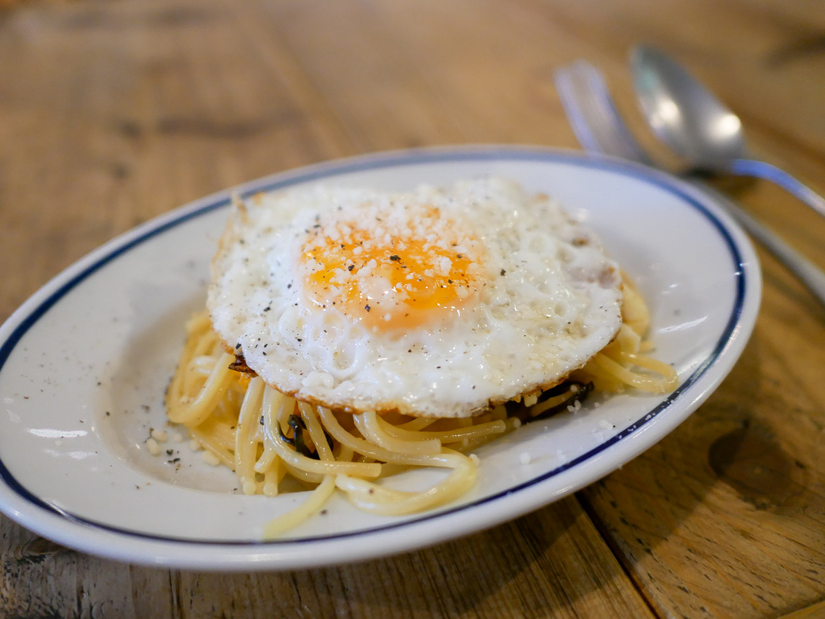 主に卵やチーズのみで作るイタリアでおなじみのレシピをめんつゆと塩昆布を使って日本風にアレンジした「YouTubeで大ヒット!無限パスタ2」