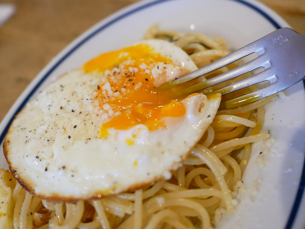 カリカリに焼いた目玉焼きを刻んだもの、塩昆布とチーズにとろりとろけた黄身を絡めて。「店の賄いでも大人気の無限パスタ、ぜひ一度食べて欲しいです!」