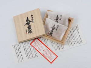 商品を包む化粧箱にもこだわっており、高級家具の代名詞でもある桐箱を採用