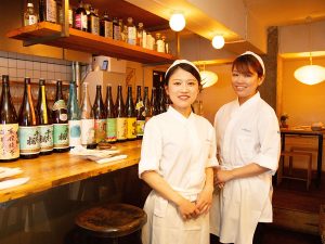 スタッフは全員女性！ 和気藹々と仲のいい感じがお店の色を出していました [食楽web]