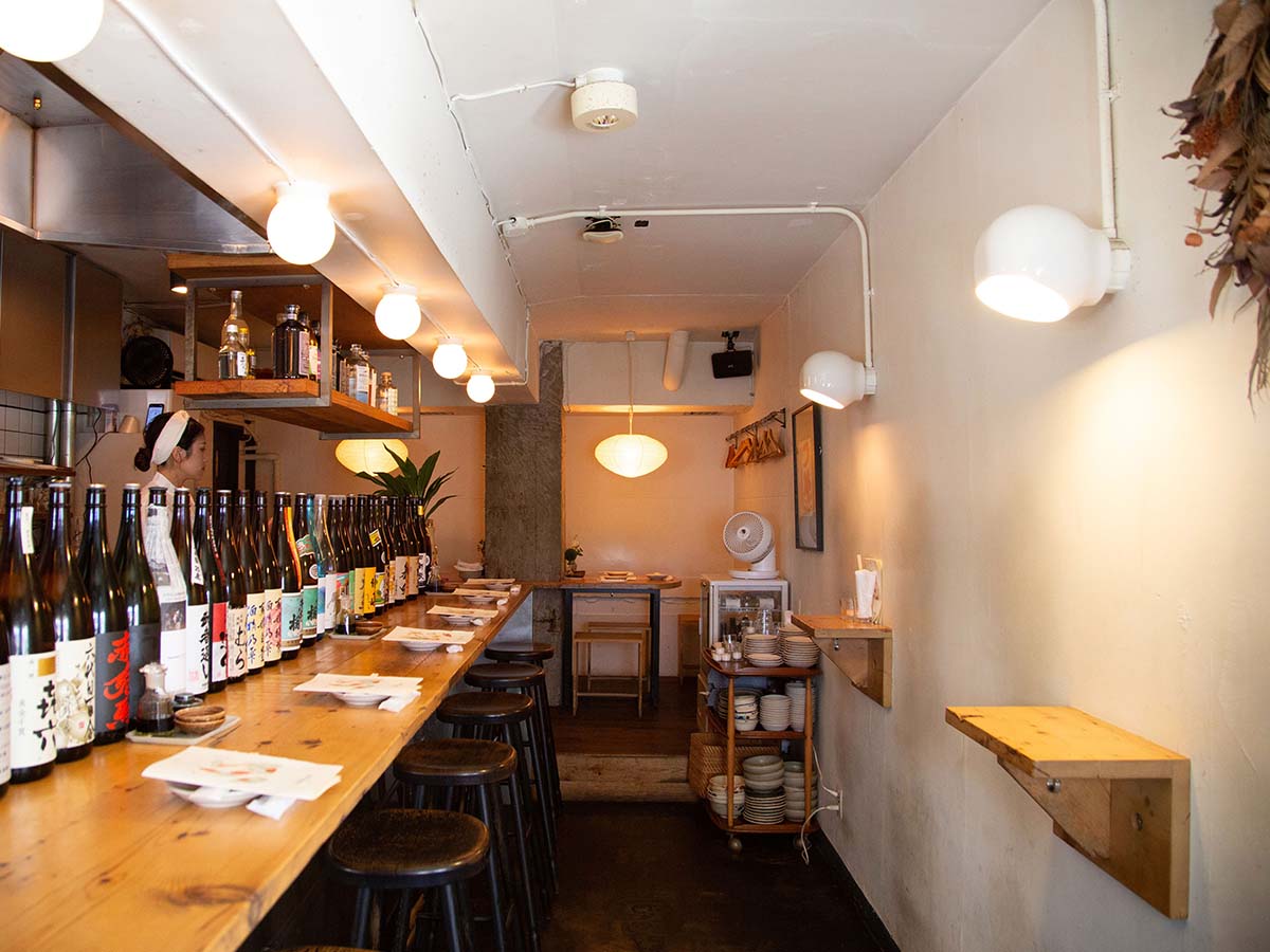 カウンターメインの小さな店