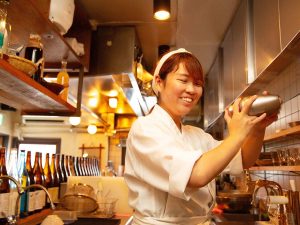 焼酎をシェイクするスタッフの渡辺さん