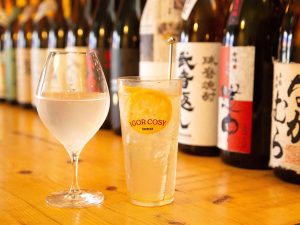 ワイングラスで提供するソーダ割りと看板メニューの「謳歌レモンティーサワー」800円（税込）