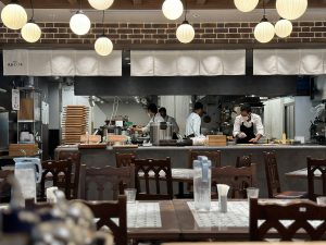 広い店内からはオープンキッチンが垣間見れる