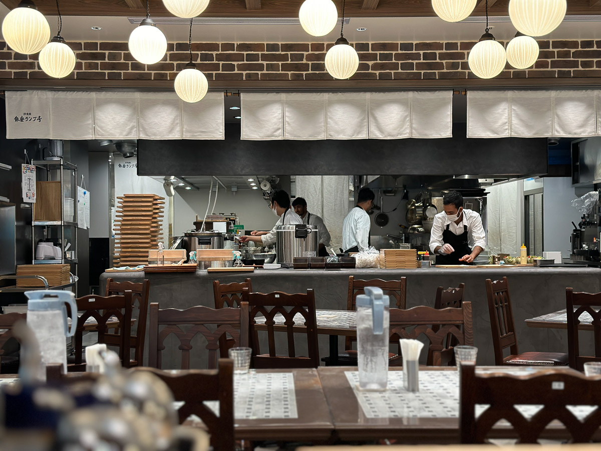 広い店内からはオープンキッチンが垣間見れる