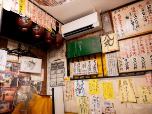 小上がり席の壁一面に貼ってあるメニュー