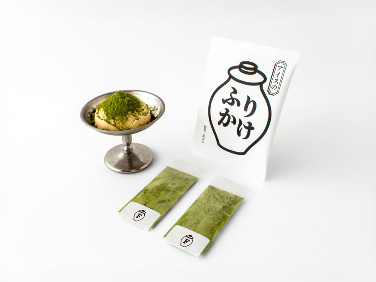 「アイスのふりかけ（抹茶・黒みつ）」360円。[食楽web]