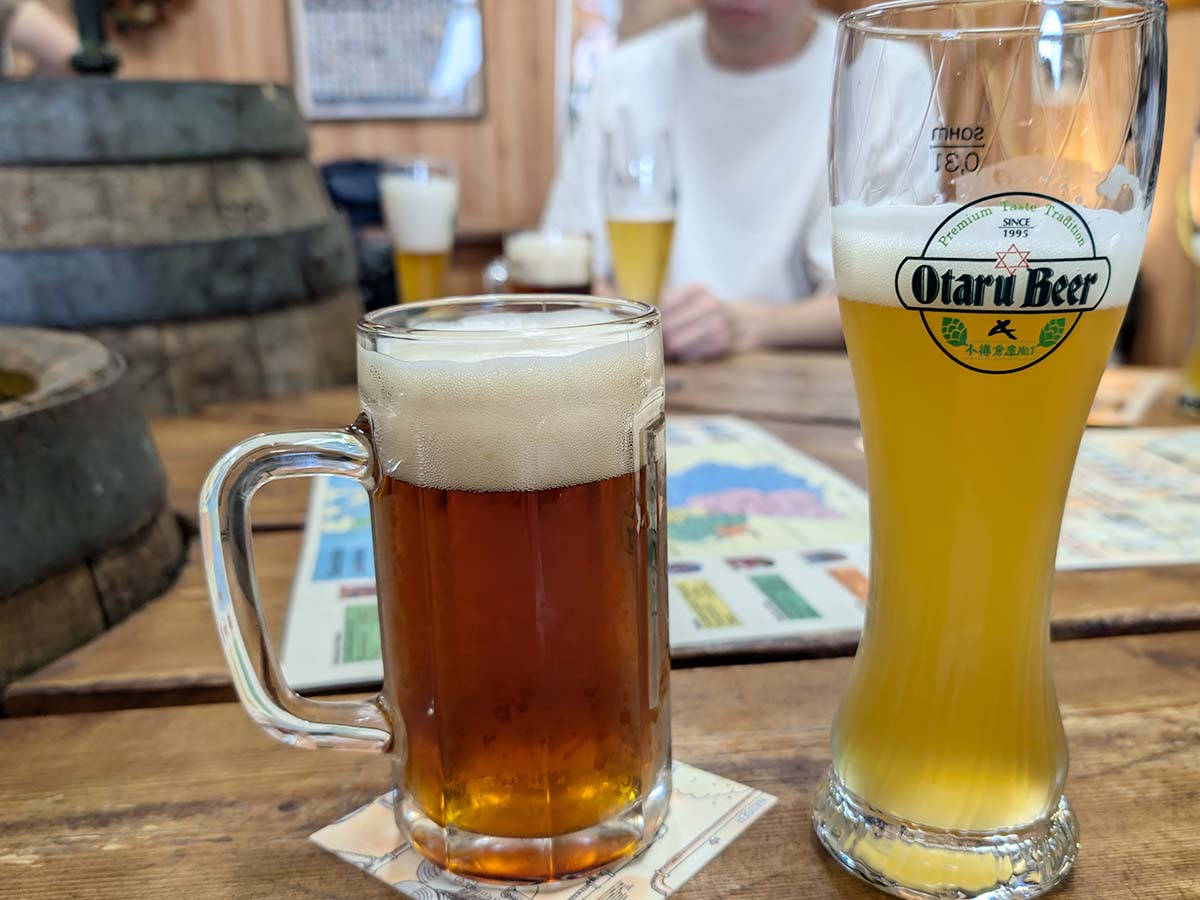 「ドンケル」(右)、「ヴァイス」(※全種類を飲みたいがために少なめに調整していただきました)