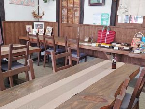 木をふんだんに使った居心地の良い店内