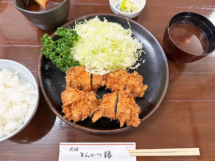 「あけび」2400円(取材時の価格)にご飯、赤だし(なめこ)を追加注文