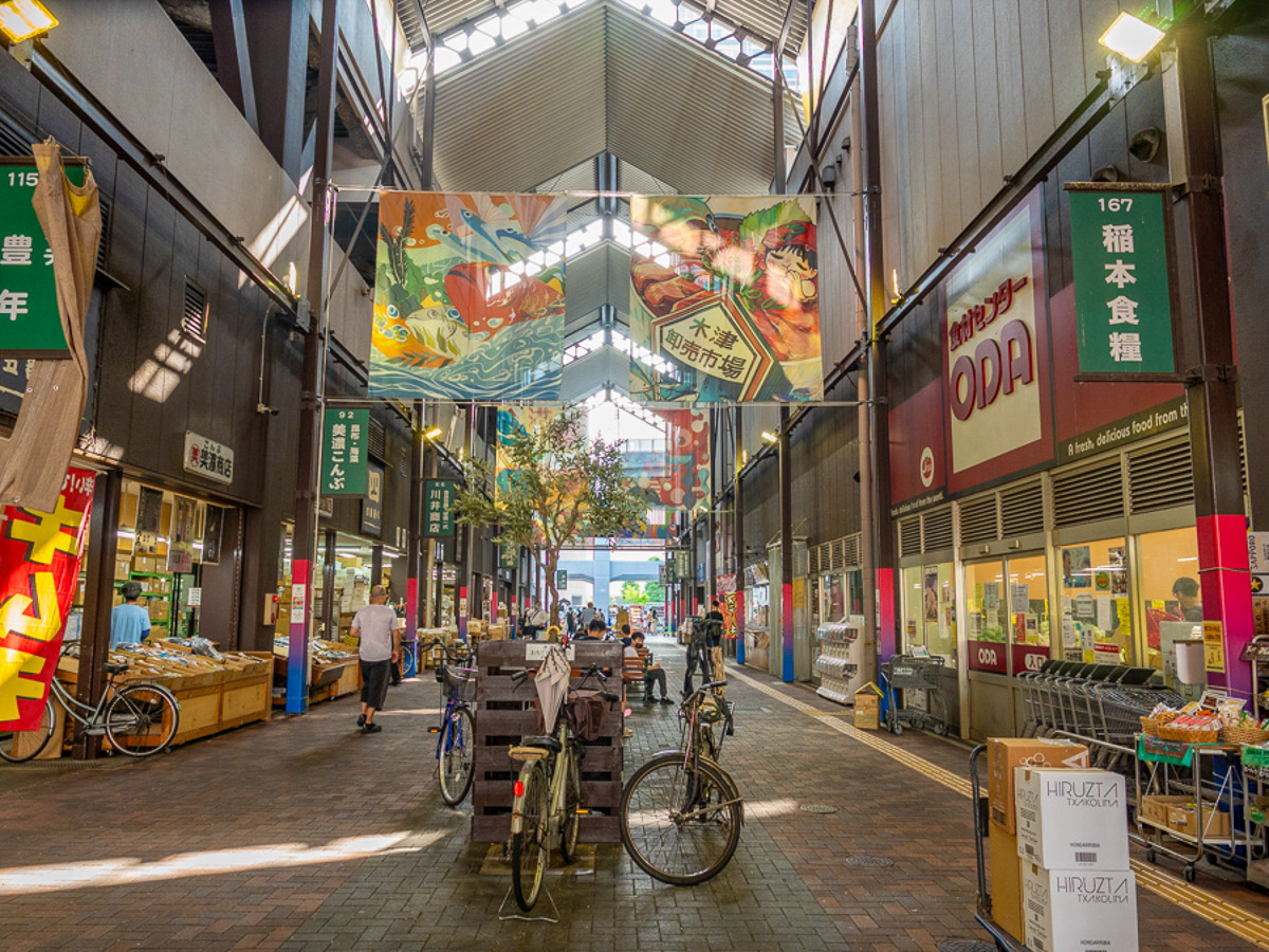 市場の中を通る南大通りはゆったりと広い