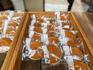 【東京グルメ】爆売れすぎてすぐ売り切れる！ 本郷三丁目『丹波 やながわ』の「焼きたてどら焼き」を食べてみた