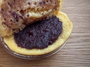 粒あんながら、こし餡部分も多く、とてもなめらか[食楽web]