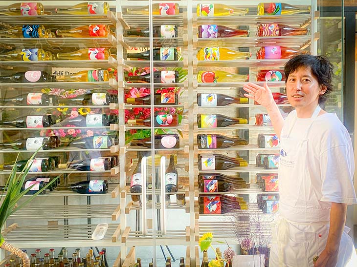 店舗入り口にある「グレープリパブリック」のワインの数々。素敵なラベルも人気のポイント