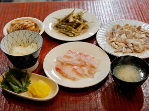 贅沢すぎる備後フィッシュの定食が完成。とれたての瀬戸内の白身魚の美味しさは格別