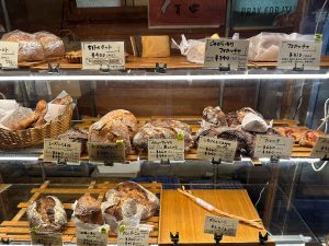 店内入ってすぐの場所にあるパンのショーケース