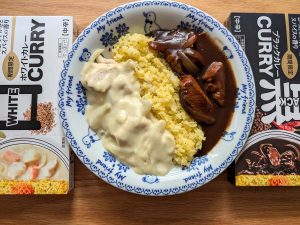 白と黒はどっちが美味しい？ ハウス食品の秋冬限定「ホワイトカレー」と「ブラックカレー」を食べ比べ！