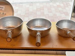 行平鍋は、汁物や茹で物のほか、ソースや煮込み料理にも使える万能な片手鍋