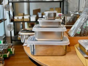 さまざまな大きさを展開する「ステンレス深型バット」と「ステンレス深型バット用樹脂蓋」。保存のほか、蓋を外せばオーブン料理にも使えます