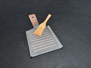 小道具も充実している店内には、おろし金の食材を綺麗にかきだす「おろし金スクレーパー」もおすすめ！