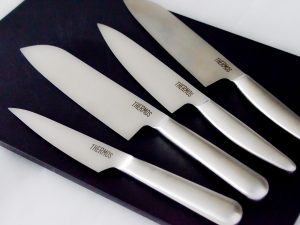 魔法びんでおなじみ「サーモス」初の包丁シリーズが登場！ いろんな食材を試し切りしてわかったその凄い性能