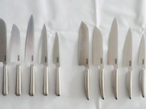 左側5本がサーモス ファインエッジ（KKAシリーズ）、右側5本がサーモス グランエッジ（KKBシリーズ）