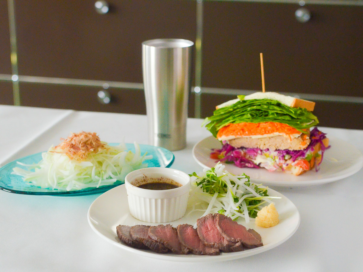 薄切り&千切りで3品完成! サーモスの真空断熱タンブラーにビールを入れて乾杯!