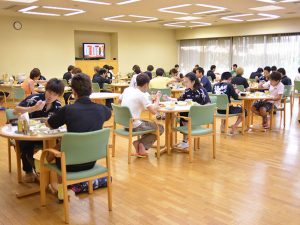 レース期間中全ての食事は宿舎で　(C) Macour inc. All rights reserved.