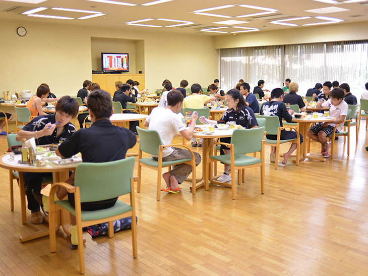 レース期間中全ての食事は宿舎で (C) Macour inc. All rights reserved.