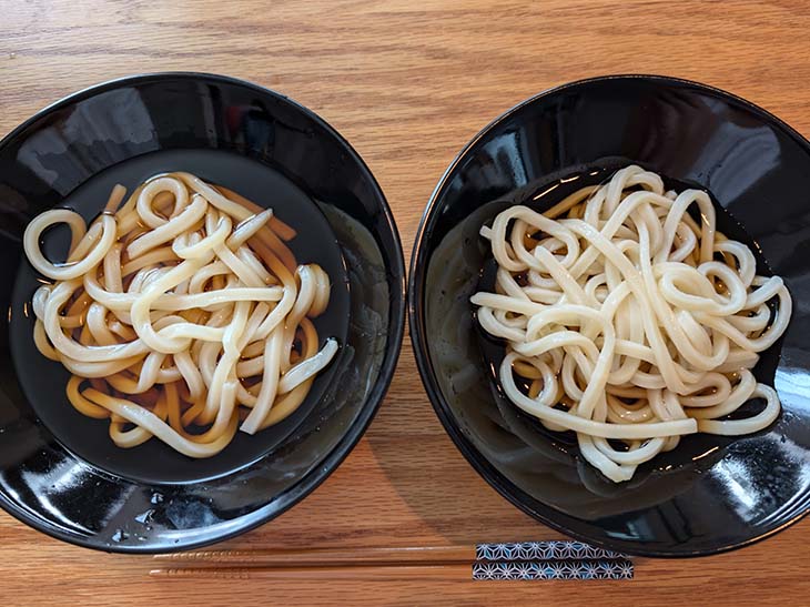 たまたま自宅にあった他社の冷凍うどん(右)との比較