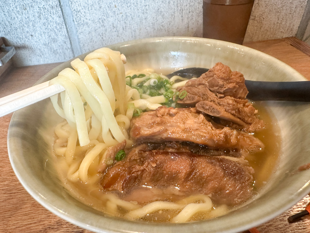 沖縄そばの麺は、ラーメンともうどんともちょっと違う素朴な味わい