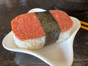 沖縄そば各種にプラス50円でスパムおにぎりがセットになります[食楽web]