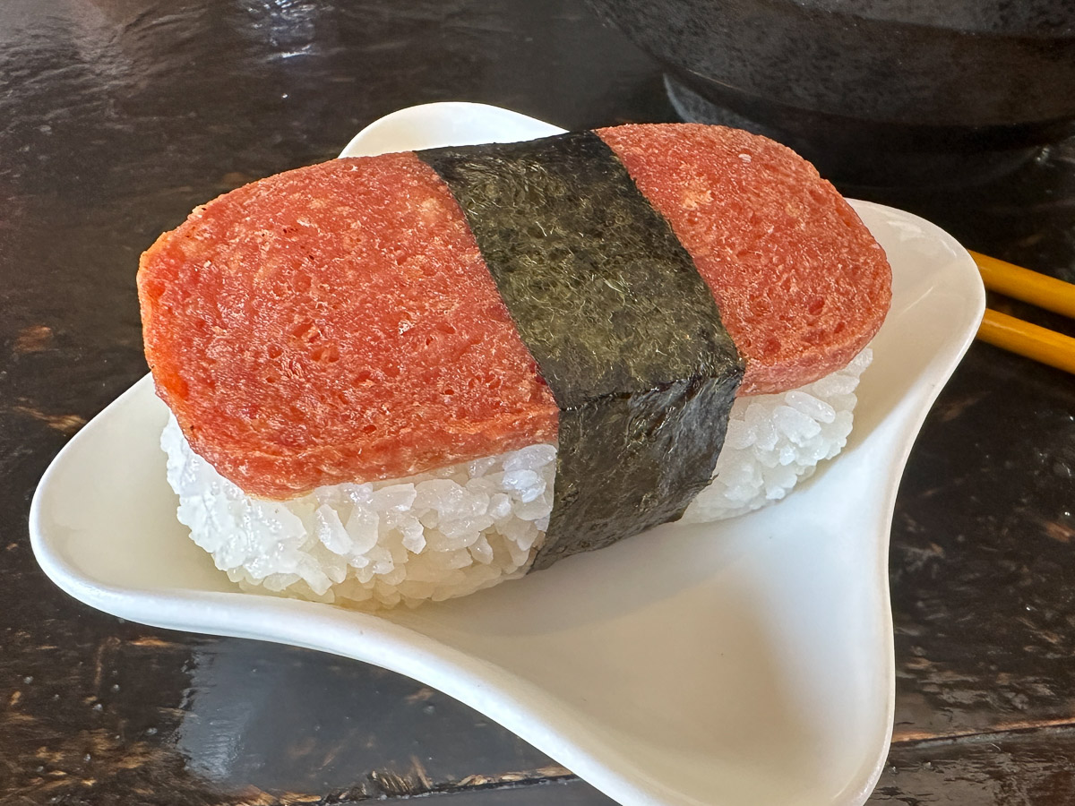 沖縄そば各種にプラス50円でスパムおにぎりがセットになります[食楽web]