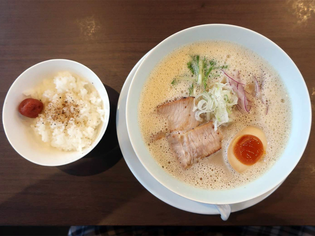 「とりとたいラーメン」。写真は「ダイブめしセット」