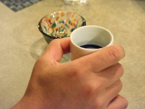 冷酒と40度くらいのお酒を飲み比べてみる。香りがふわっとたつ。この感じが艶、色気