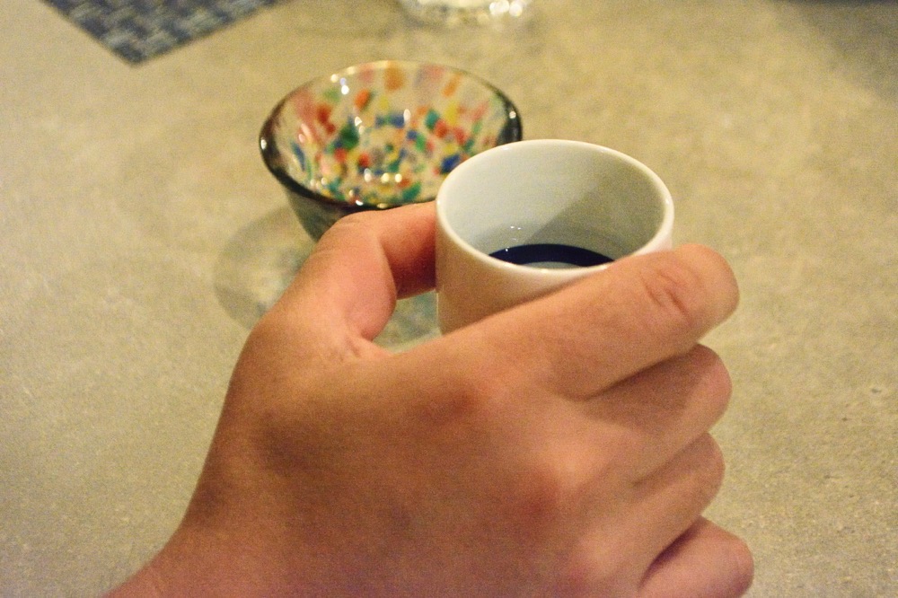 冷酒と40度くらいのお酒を飲み比べてみる。香りがふわっとたつ。この感じが艶、色気