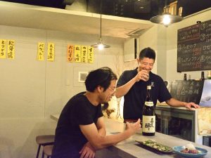 大好きなお酒、尊敬する蔵元・青島酒造の話を楽しそうにするお二人
