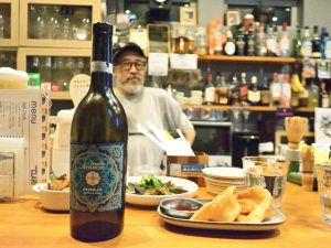 22世紀の飲み屋を語る凡さん。料理は食べきれないので、常連さん達とシェアしました