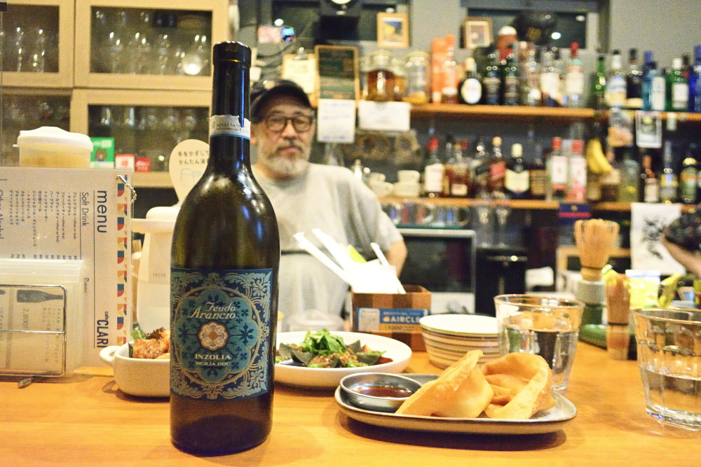 22世紀の飲み屋を語る凡さん。料理は食べきれないので、常連さん達とシェアしました