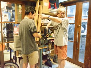 店の脇に工具と作業スペースがある
