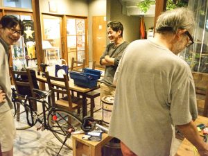 飲みながら作業する人たち