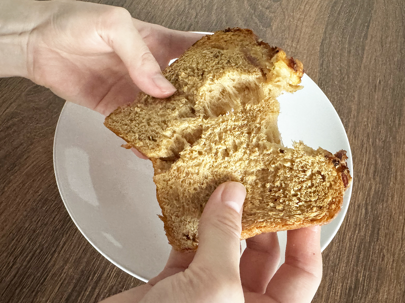 カリッと焼き上がった表面を割ると、フワフワ感が残っています