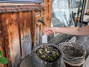 商店街の所々に蛇口があり、持参したペットボトルや水筒に汲んで味わうことができます