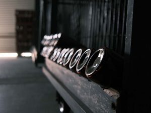 注文が入るたびに一升瓶から小さな瓶へ手作業で詰めなおします